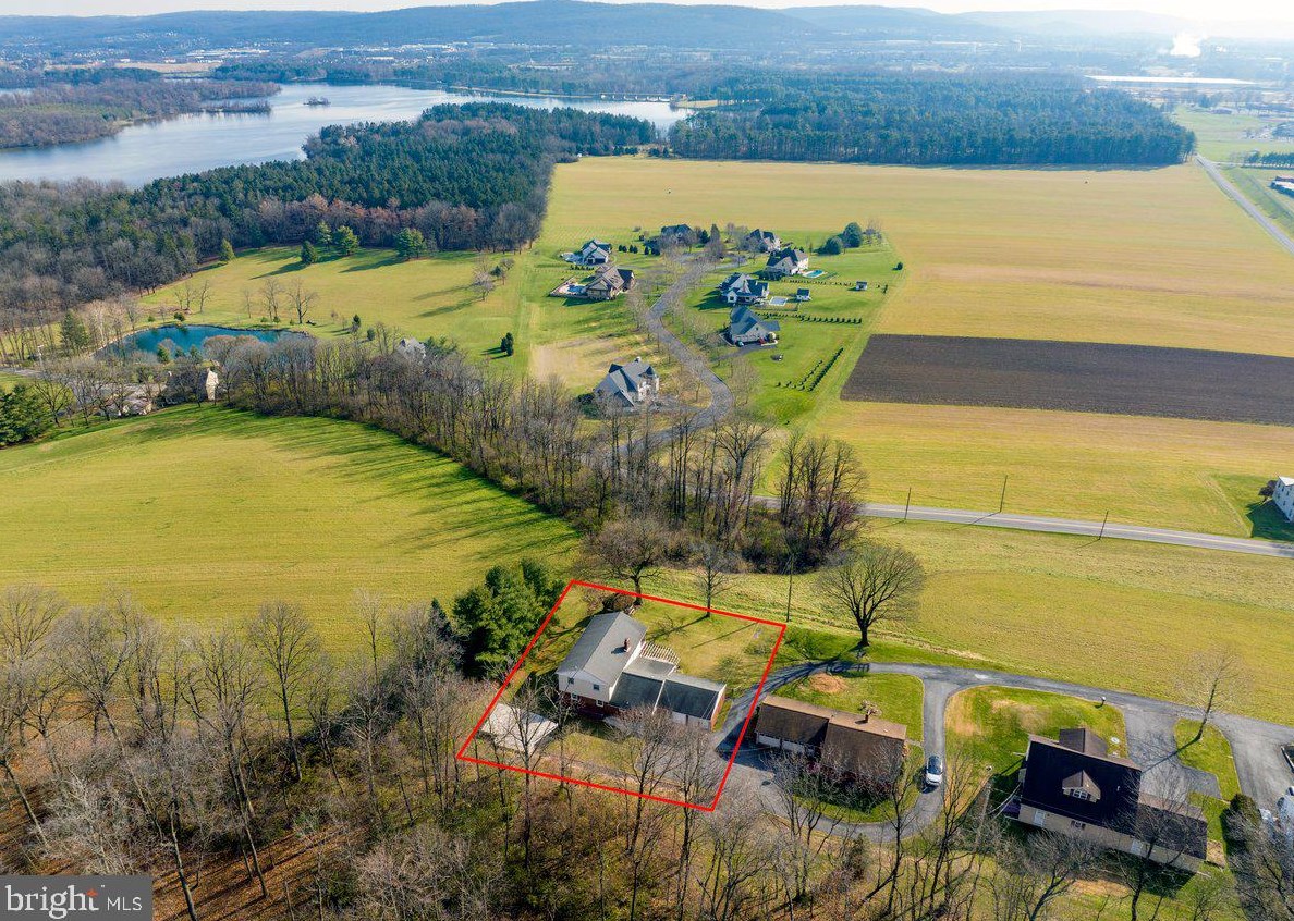 28 Moser Ln, Shoemakersville, PA 19555