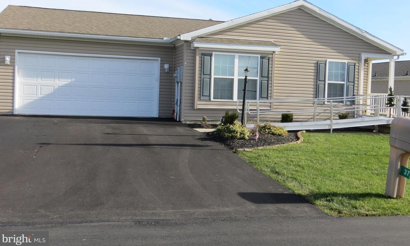 37 Cormorant Dr, Bechtelsville, PA 19505-9069