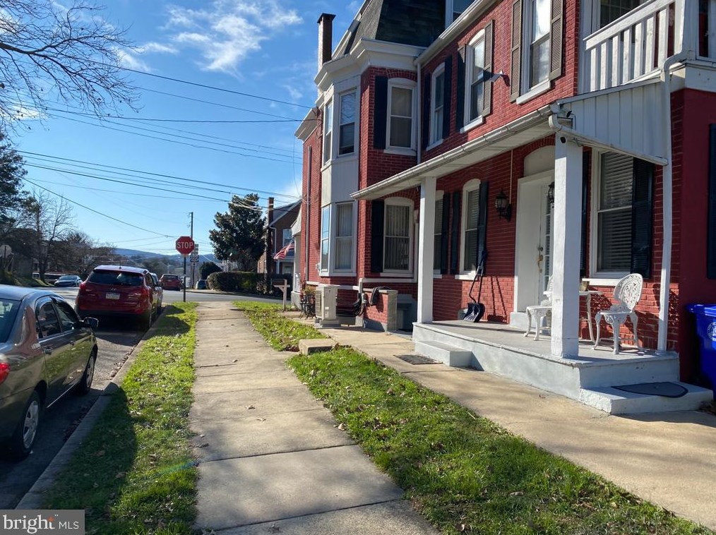 55 Carroll St, Reading, PA 19611-1645