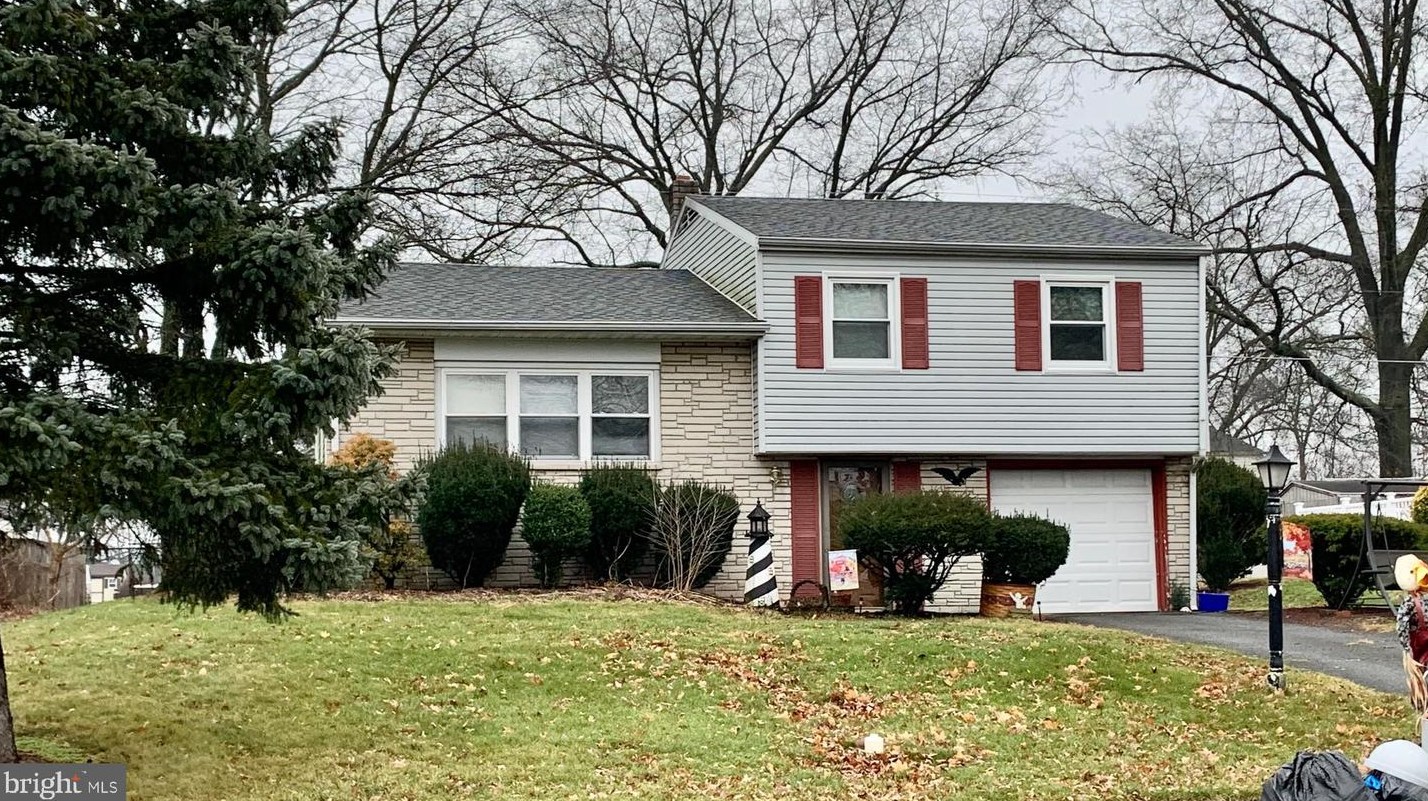 125 Briarwood Dr, Douglassville, PA 19518-1501