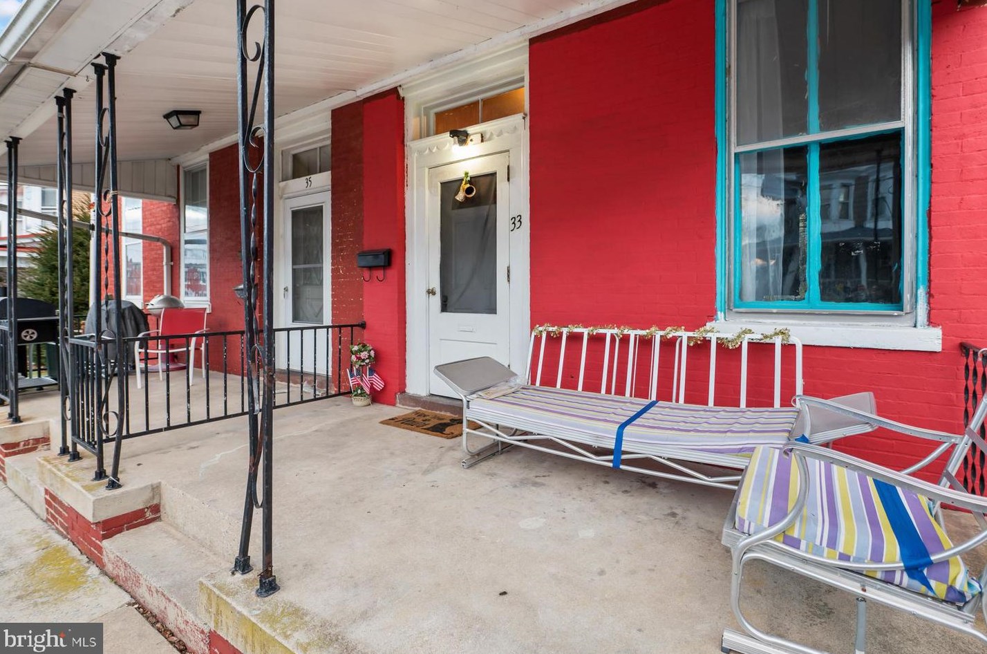 33 2nd St, Womelsdorf, PA 19567-1211