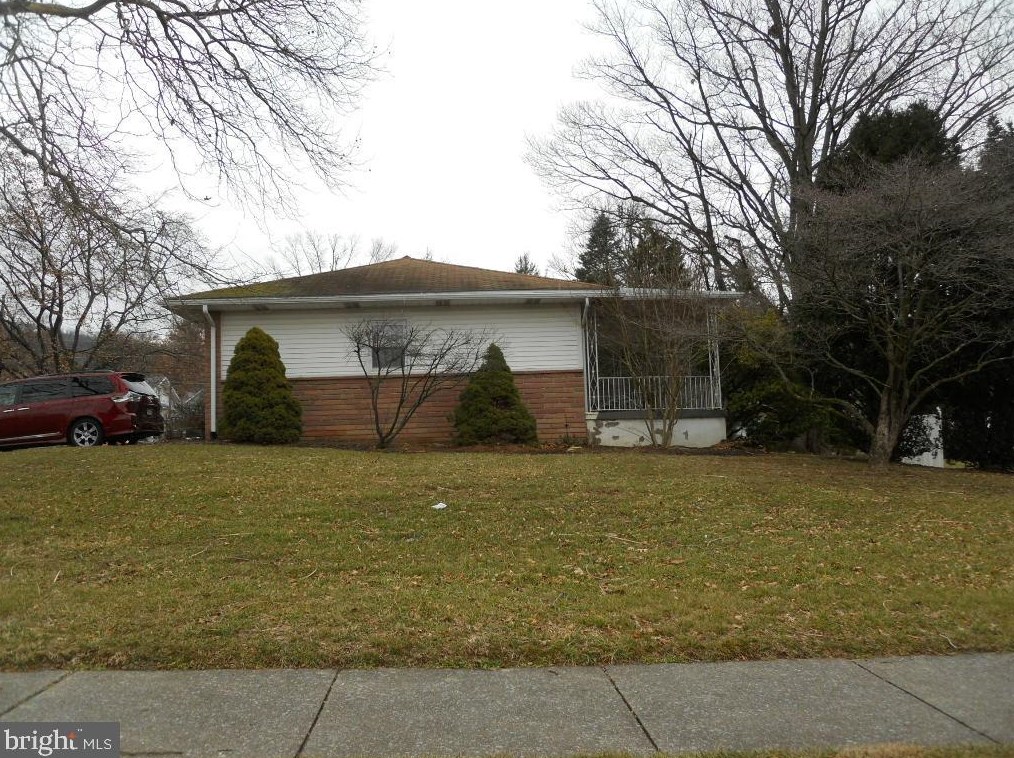 49 Brown St, Reading, PA 19606-2829