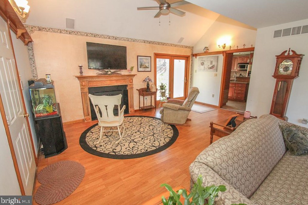 5 Lenswood Dr, Spangsville, PA 19512-8594