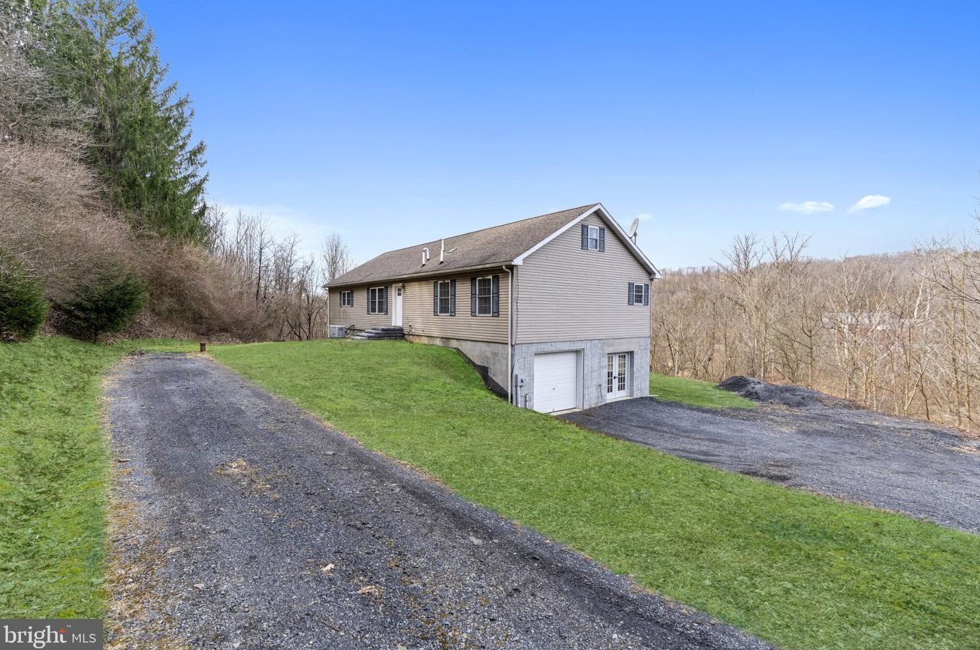 127 Nursery Rd, Steinsville, PA 19529