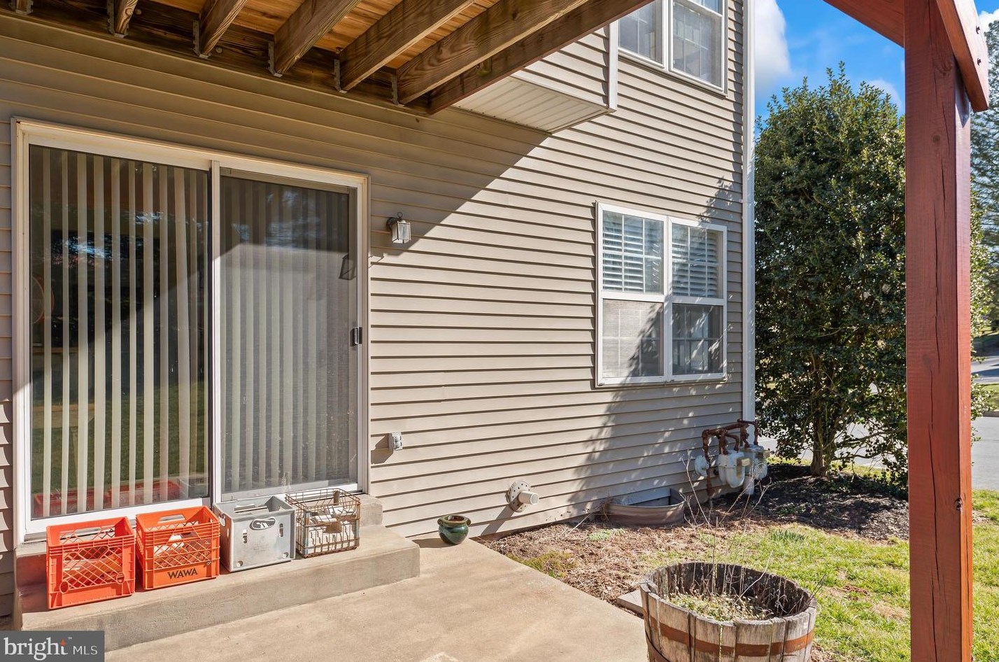 30 Horseshoe Dr, Douglassville, PA 19518