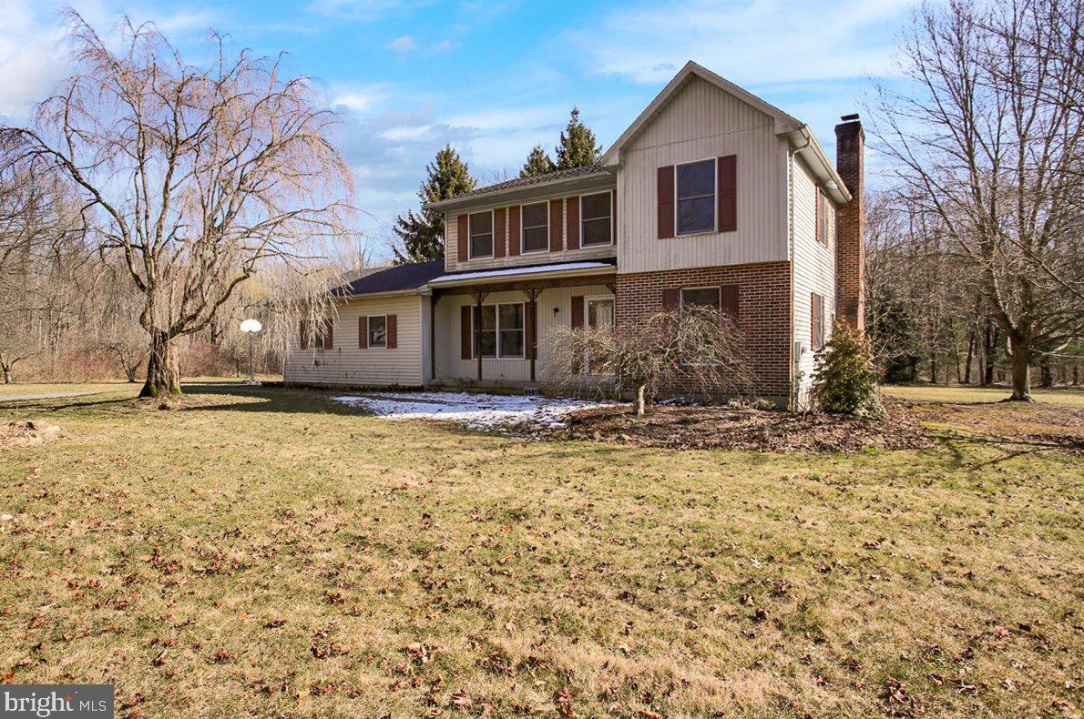 290 Greiss St, Alburtis, PA 18011-2329