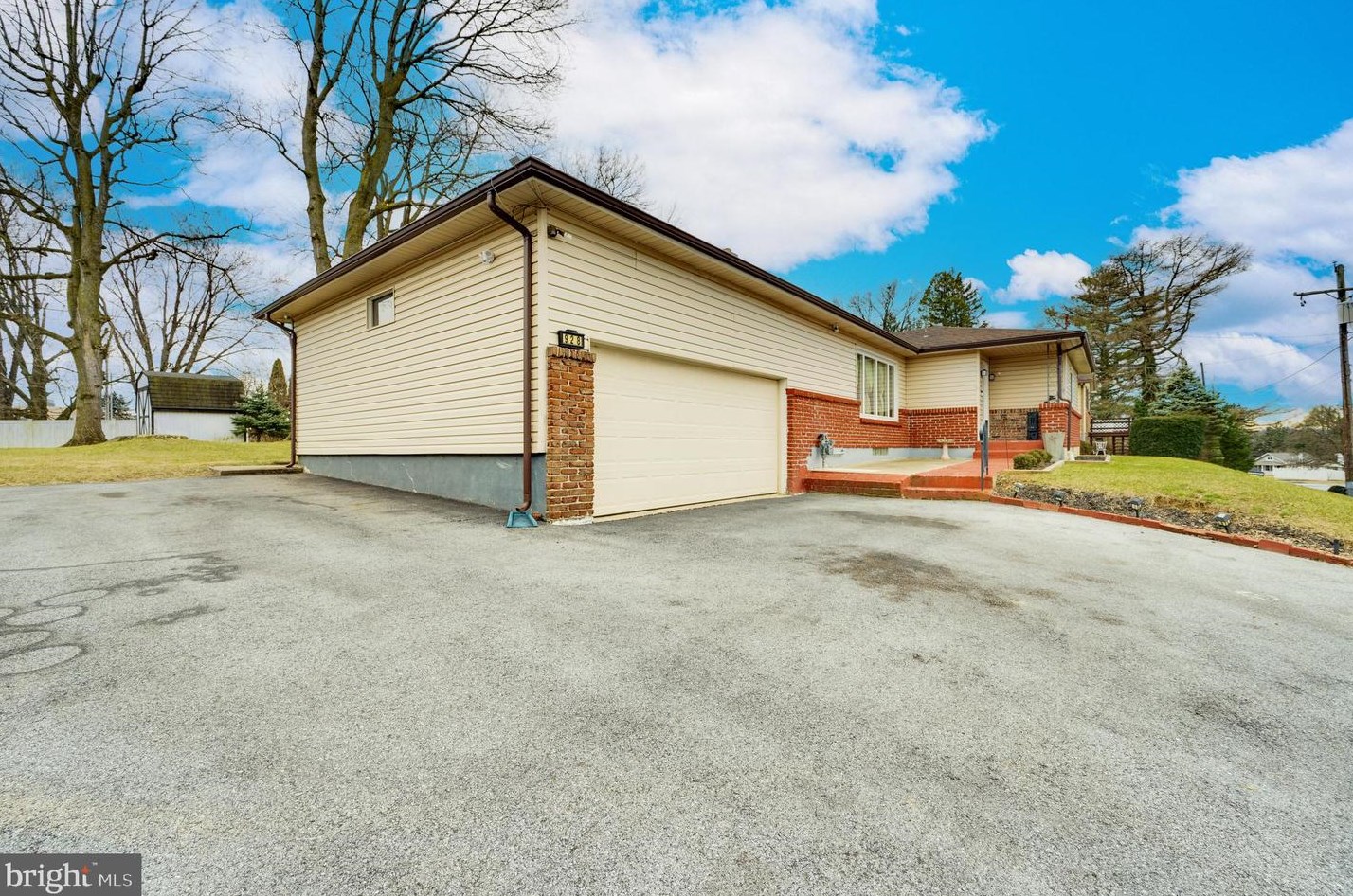 928 Highwood Ave, Reading PA  19607-1729 exterior