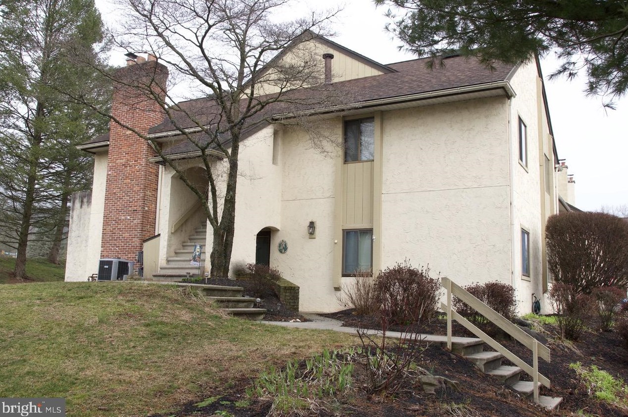 8 Pine Woods Ct, Reading, PA 19607