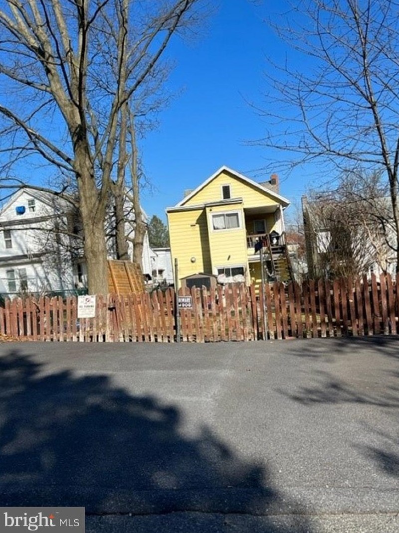 76 Chestnut St, Hummels Store, PA 19540-1922