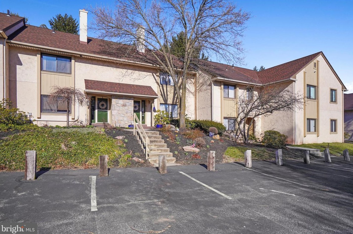 16 Muirfield Dr, Reading PA  19607-3349 exterior