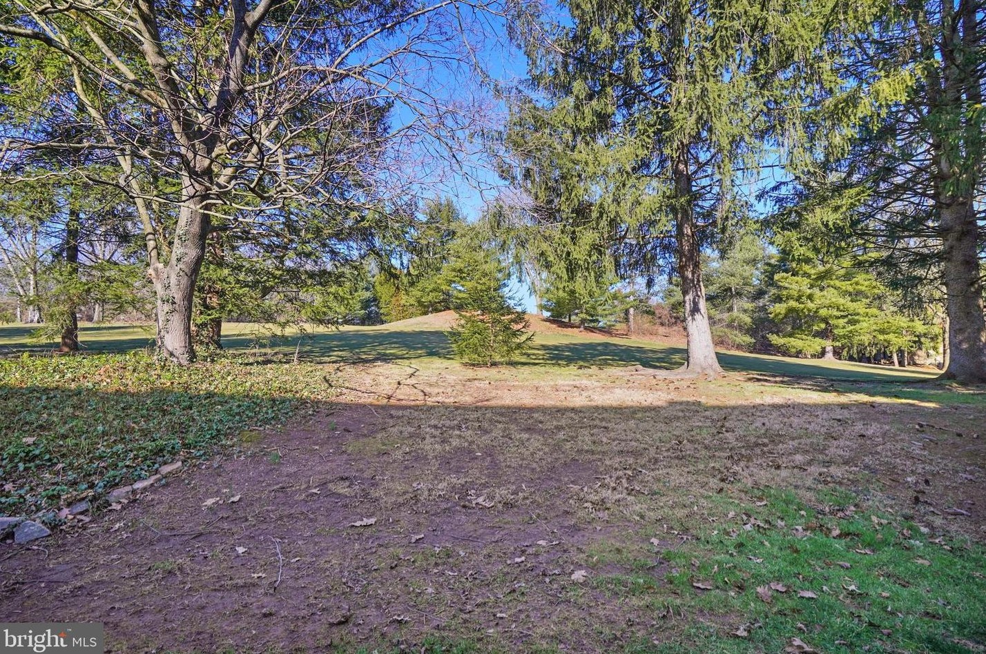 16 Muirfield Dr, Reading PA  19607-3349 exterior