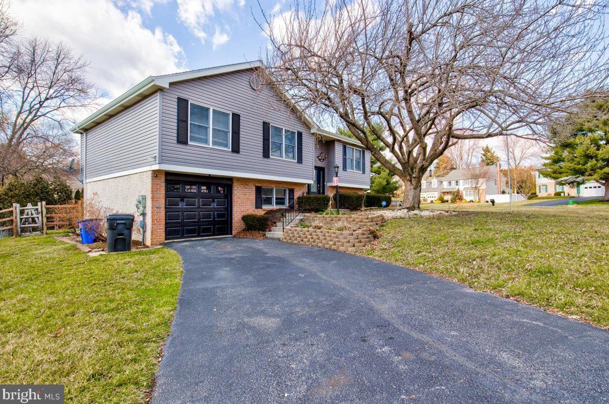 1027 Hickory Ln, Reading, PA 19606