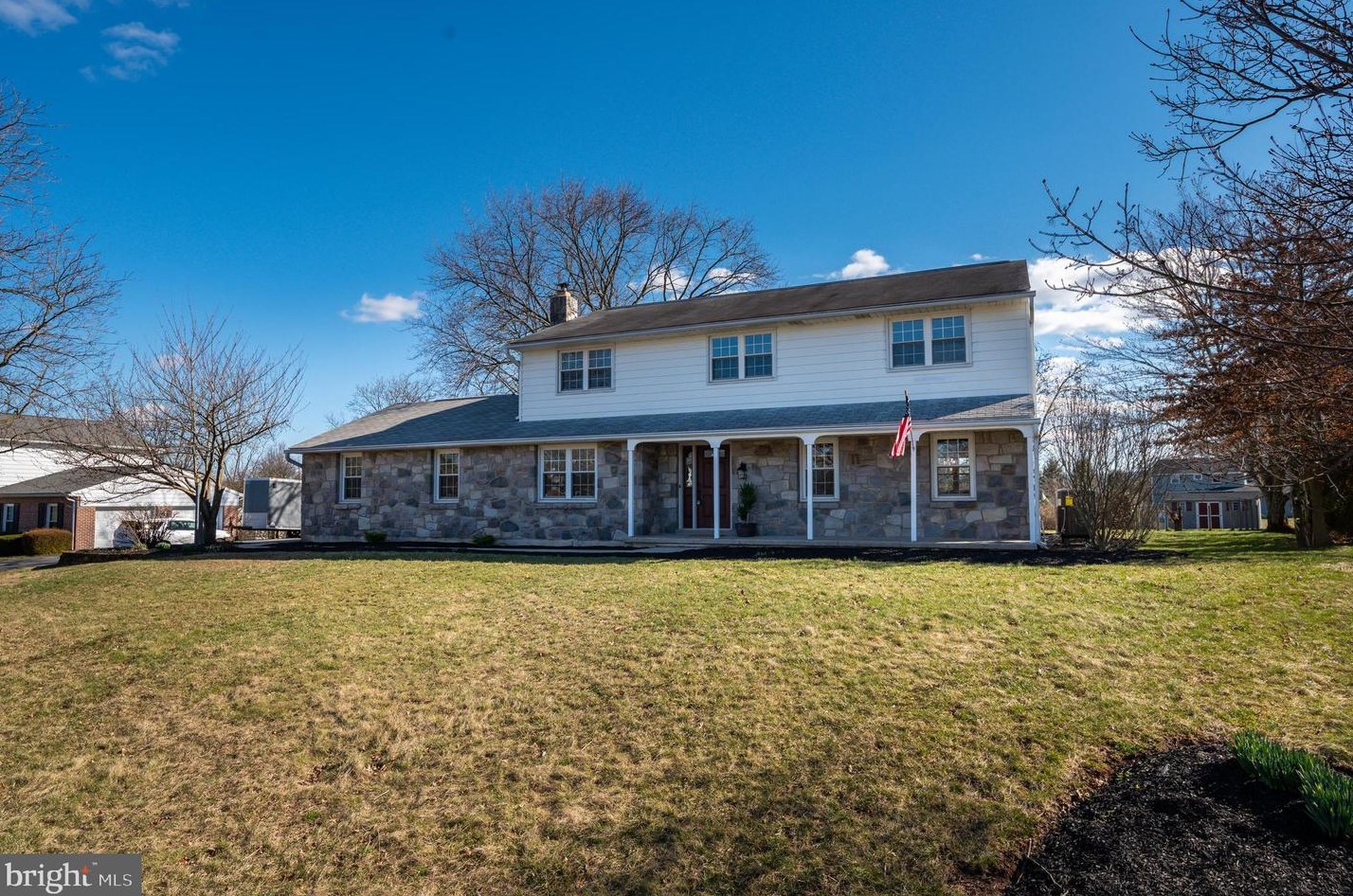 8 Willowwood Ct, Douglassville, PA 19518