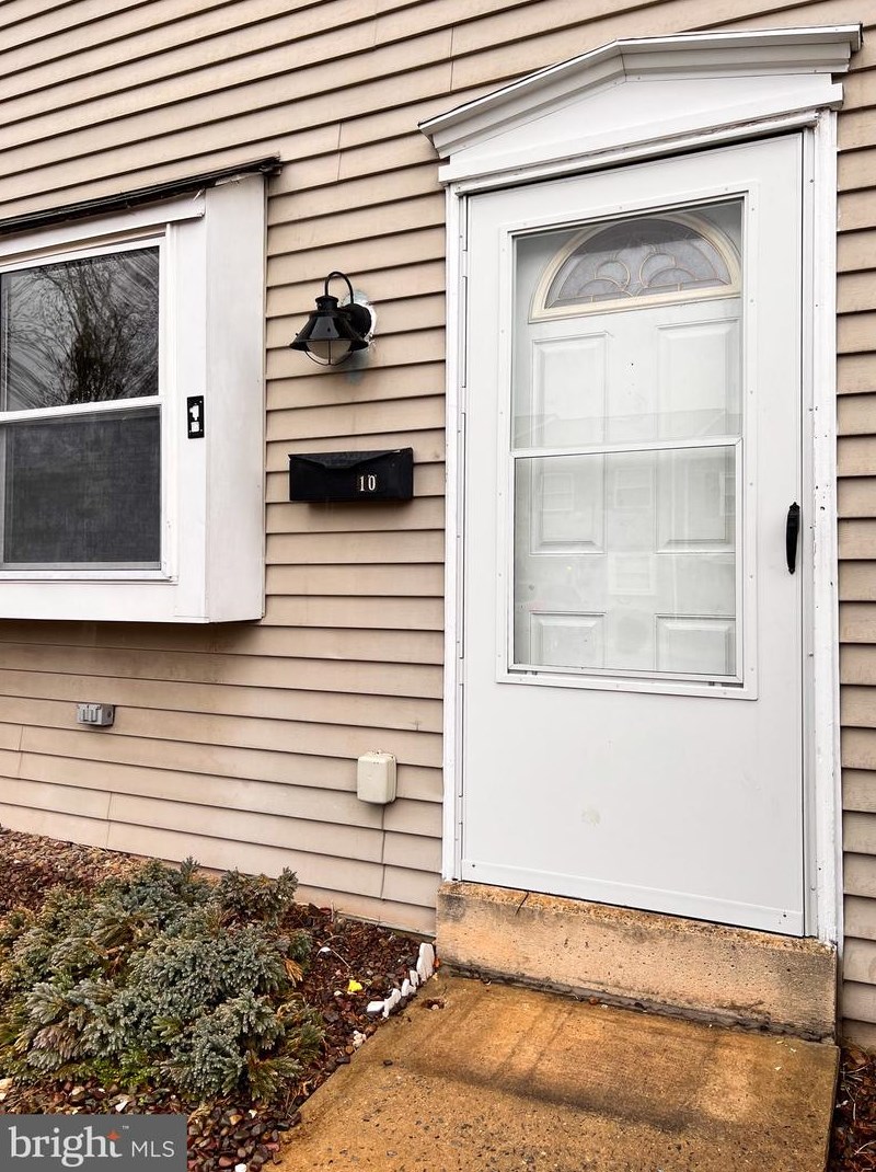 10 Nassau Ct, Reading PA  19607-1411 exterior