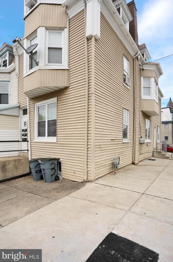 1263 Spring St, Reading, PA 19604-2267