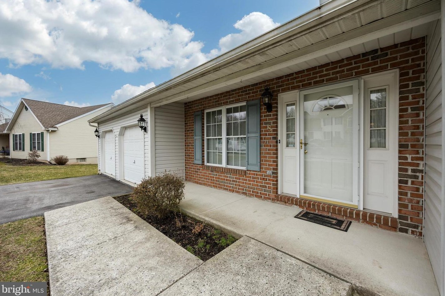 8 Calkins Dr, Reading, PA 19606-9522