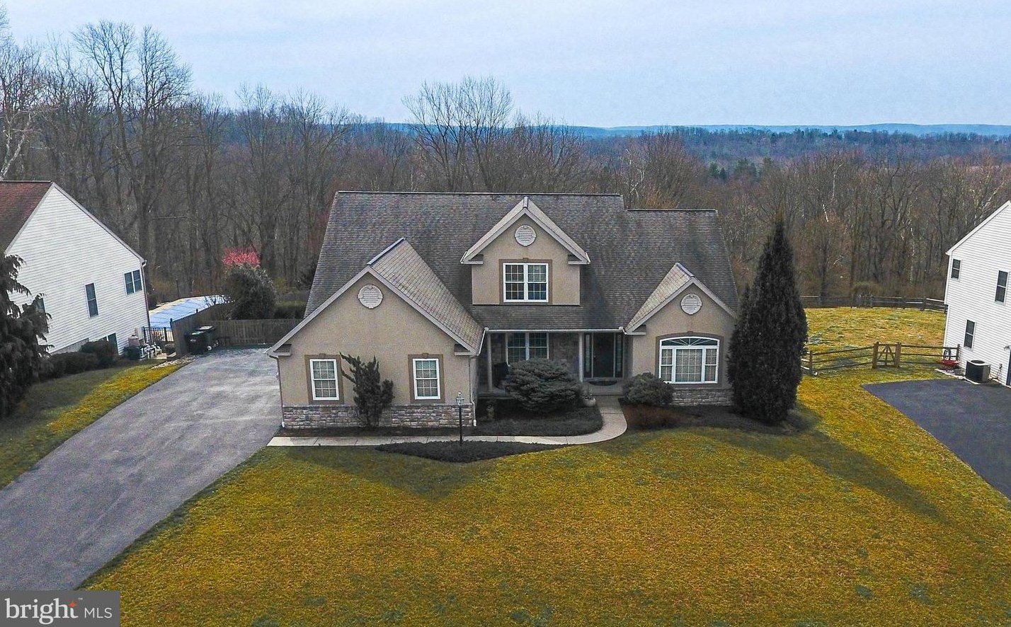 302 Pleasant View Dr, Douglassville, PA 19518-9262