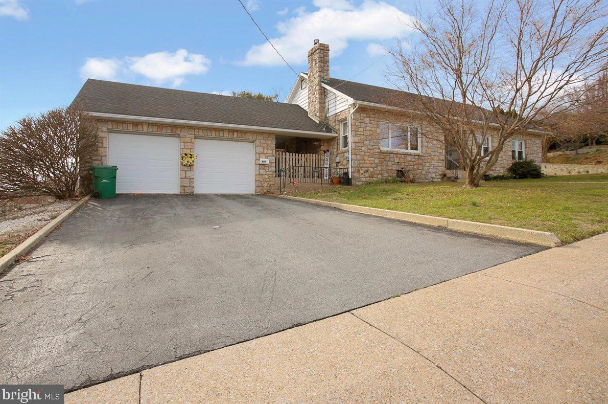 602 N 4th St, Moselem, PA 19526