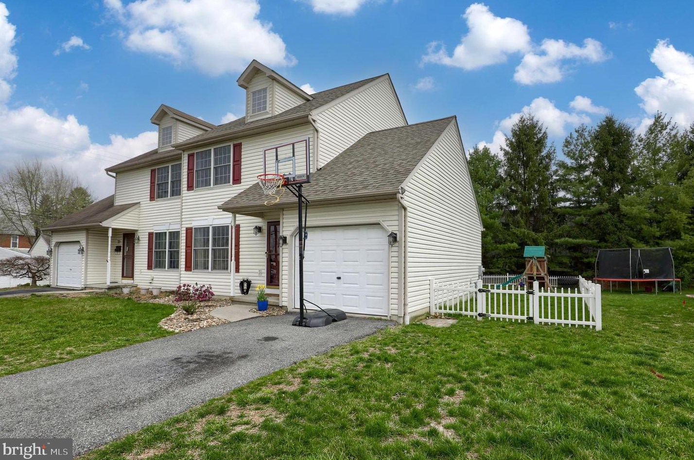 25 S Wayne St, Robesonia, PA 19551