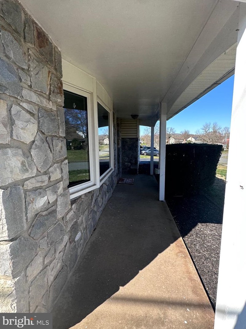 304 Willowwood Dr, Douglassville, PA 19518-1112