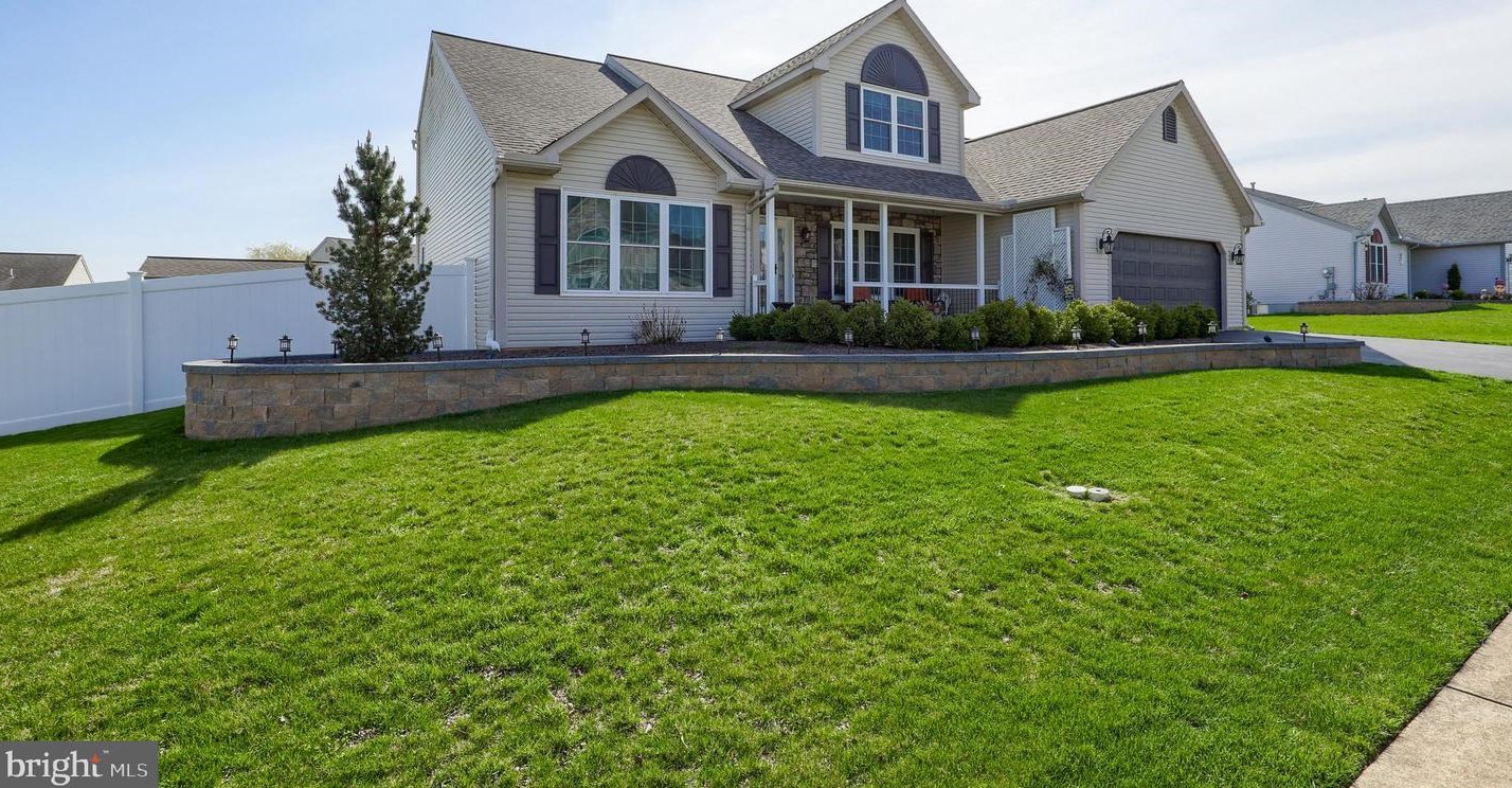208 Arthur Dr, Reading, PA 19608-9558