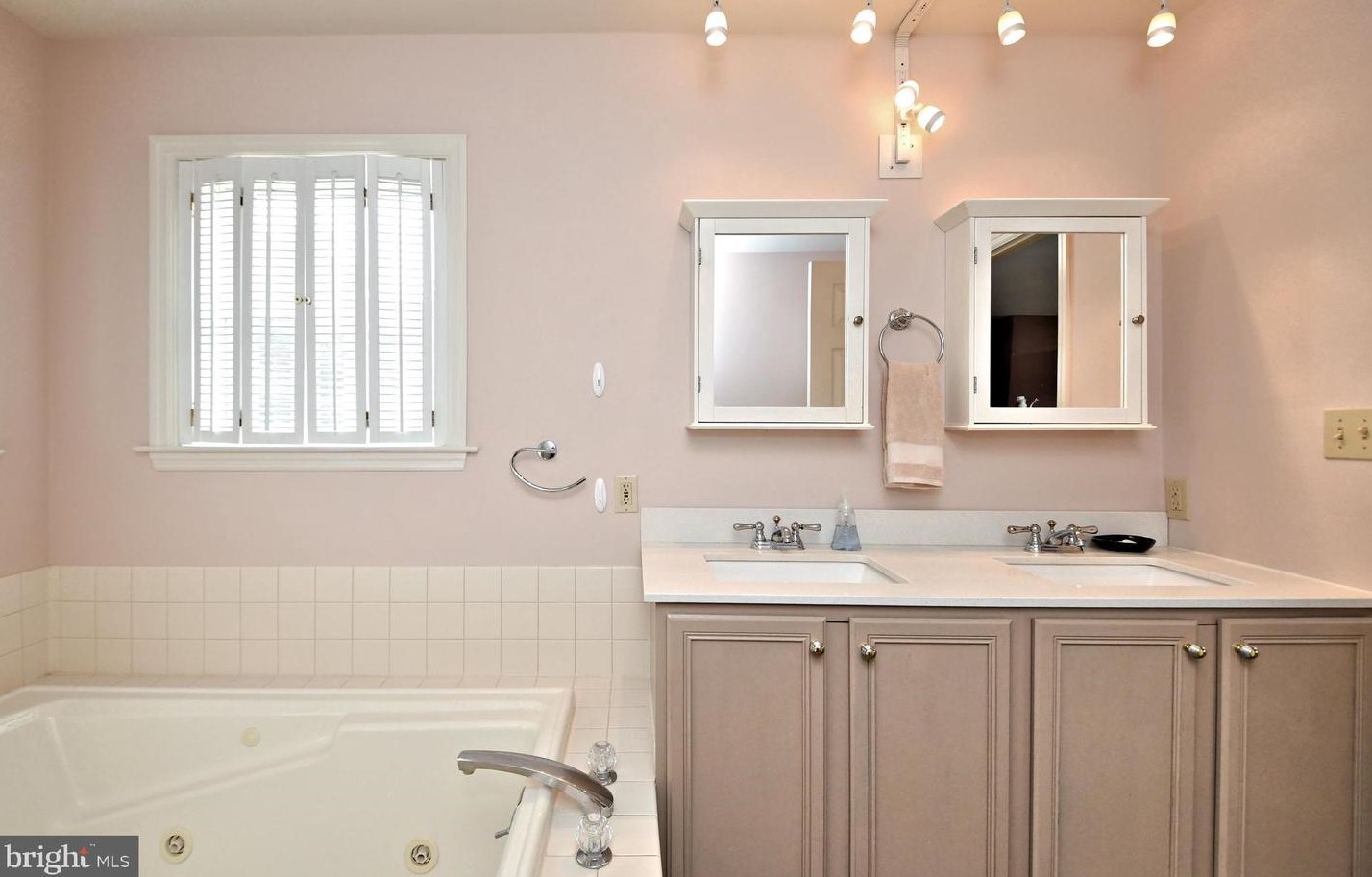 106 Balsam Dr, Douglassville PA  19518-1232 exterior