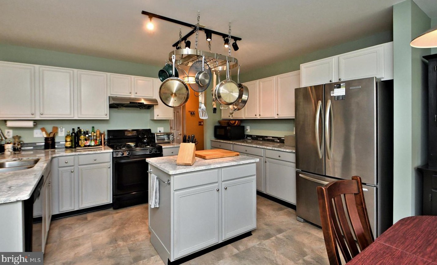 106 Balsam Dr, Douglassville PA  19518-1232 exterior