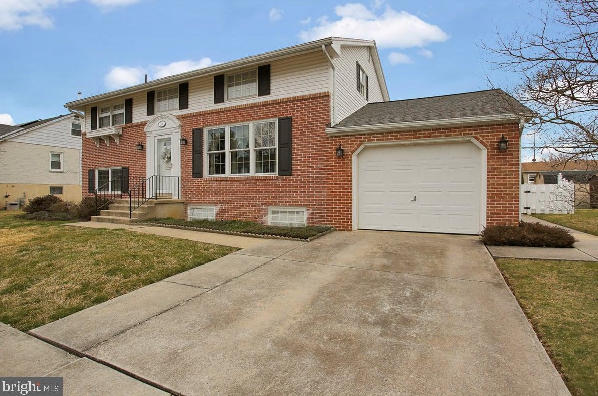 306 Marshall Dr, Reading, PA 19607-2821