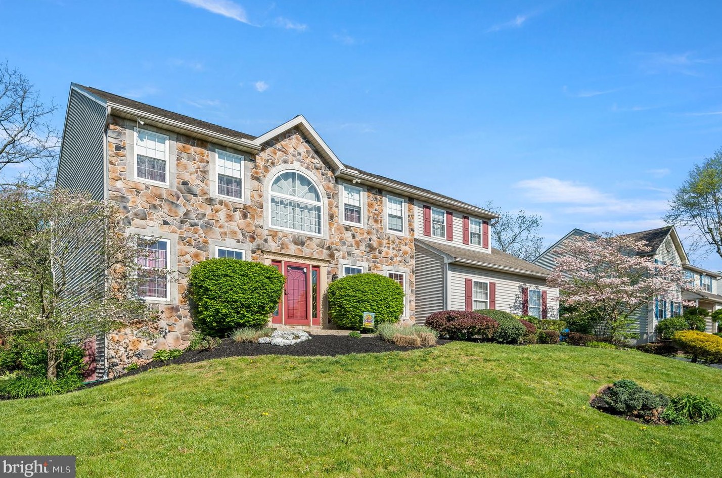 208 Ivy Ln, Douglassville, PA 19518-1142