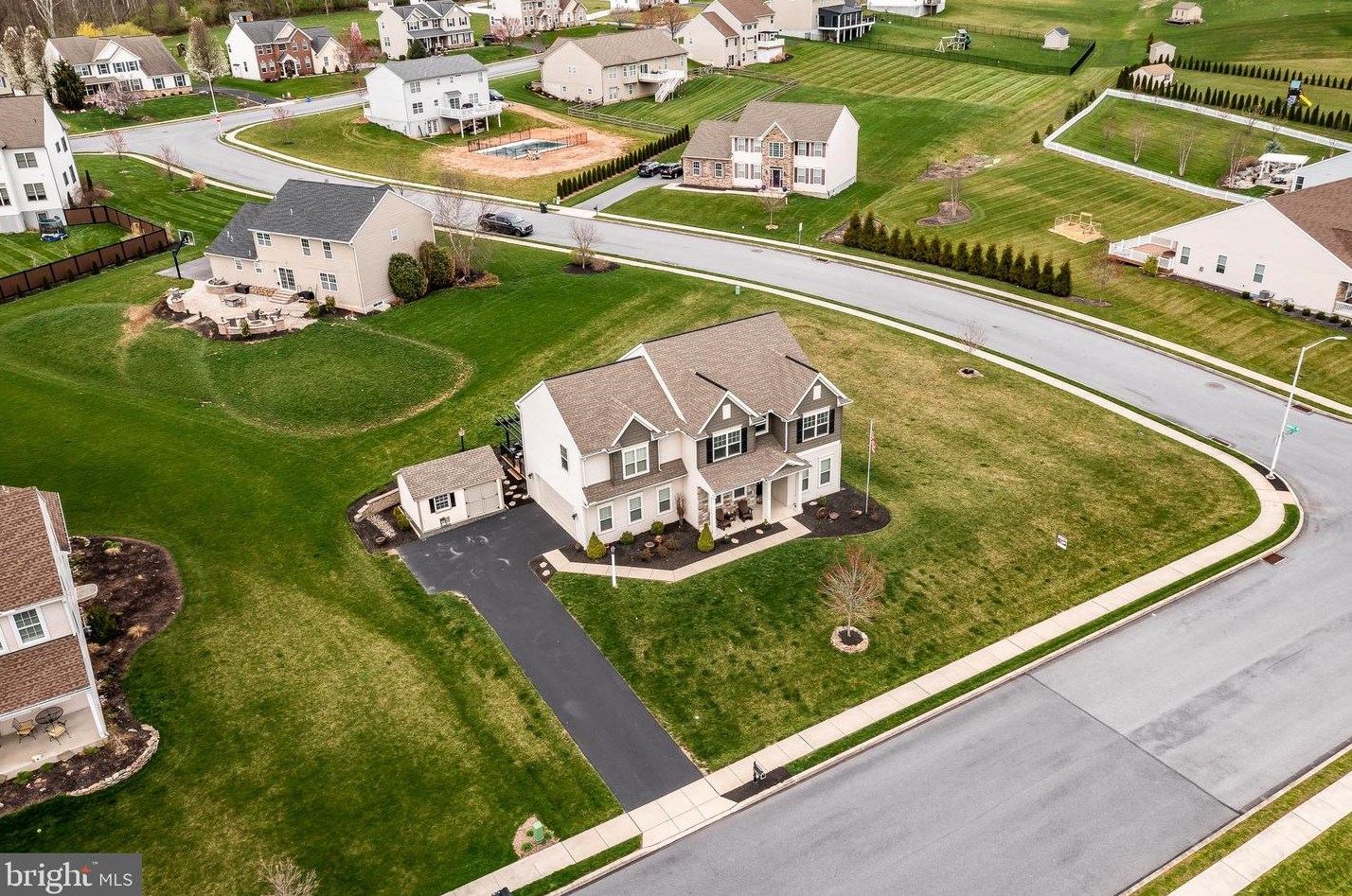111 Pleasant View Dr, Douglassville PA  19518-9270 exterior