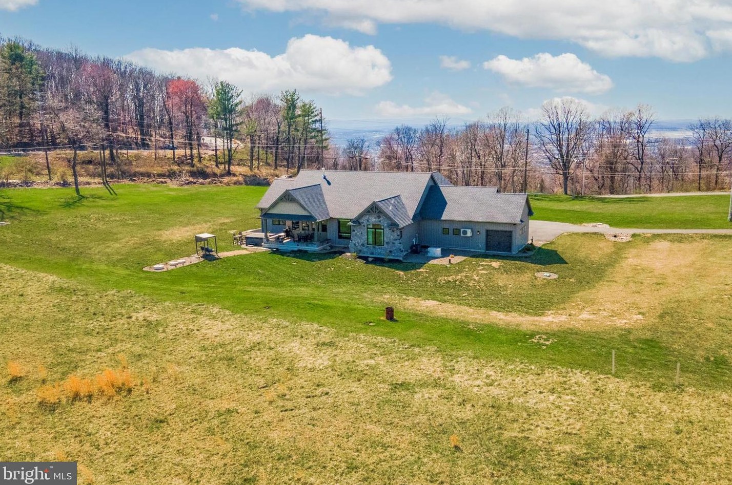 325 Skyline Dr, Reading PA  19606-8504 exterior