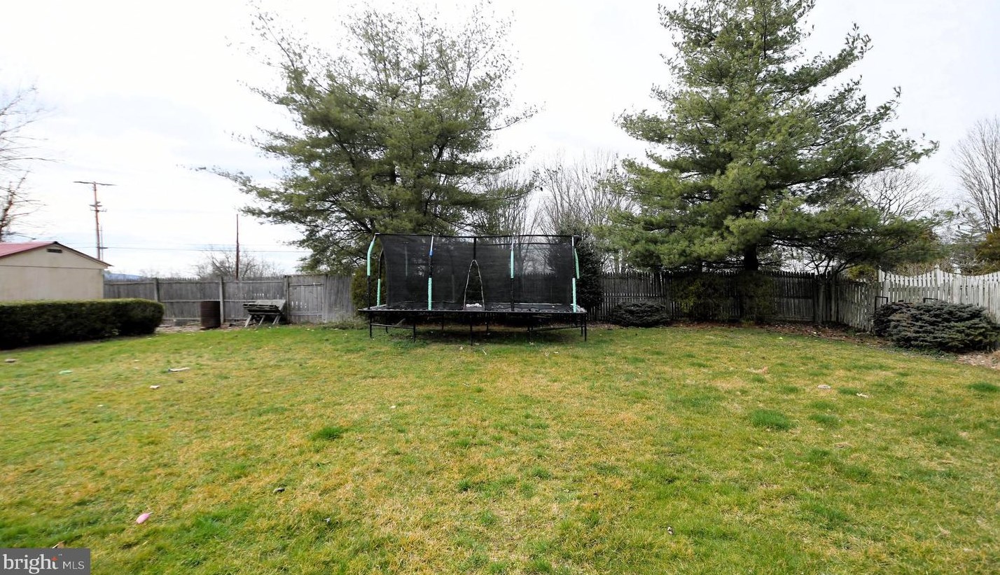 107 Meadowcrest Ln, Douglassville PA  19518-9614 exterior