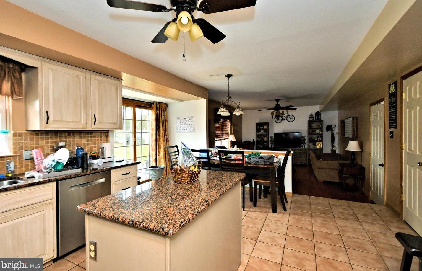 107 Meadowcrest Ln, Douglassville PA  19518-9614 exterior