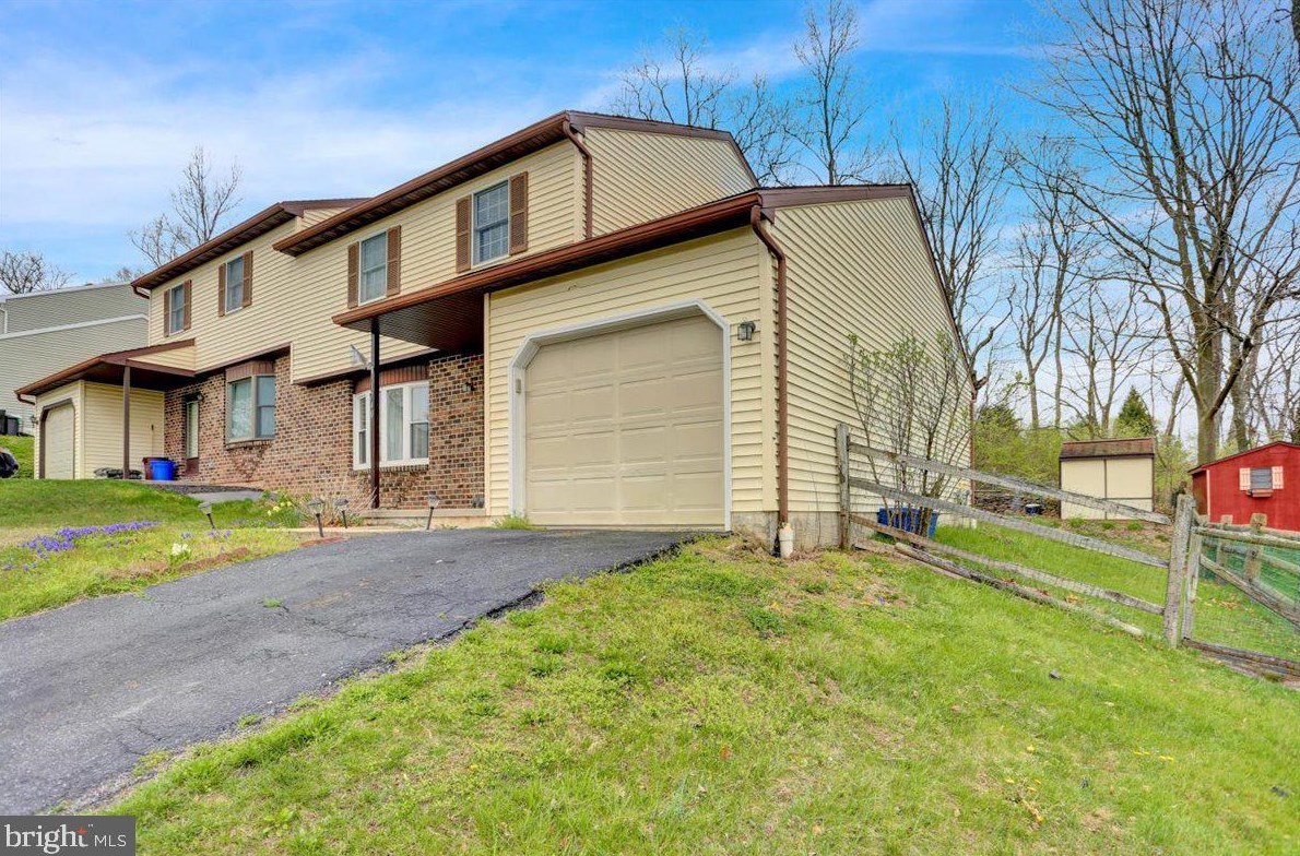 1740 Acorn Dr, Reading, PA 19608-9492