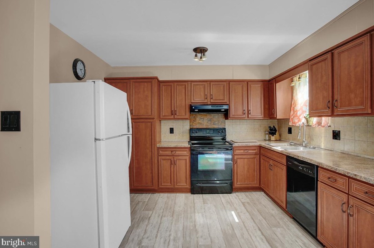 4 Surrey Ct, Basket PA  19547-9723 exterior
