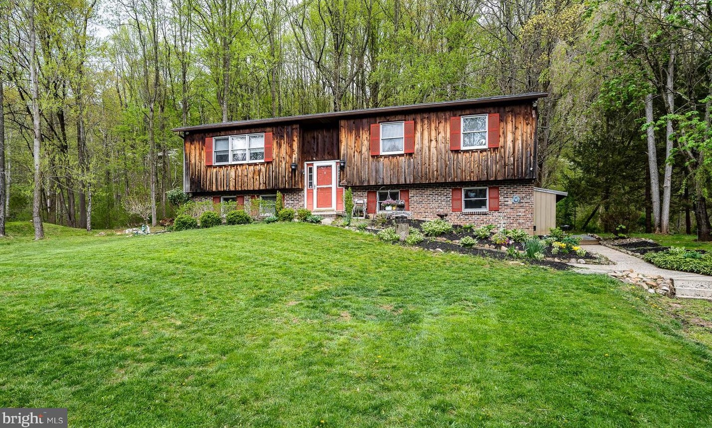 22 Crow Hill Rd, Dale, PA 19504