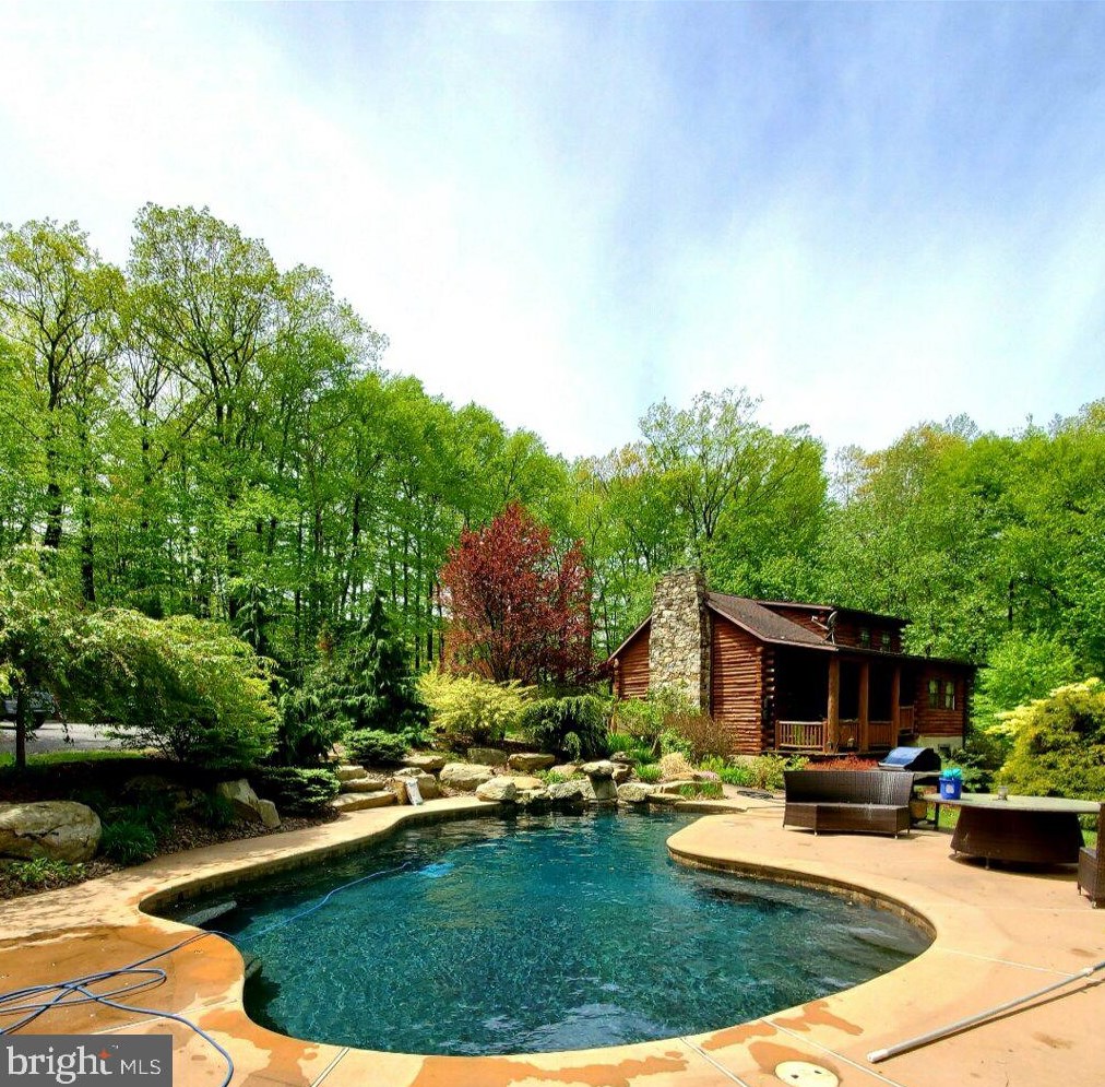 1035 Woodside Ave, Mertztown, PA 19539-9030