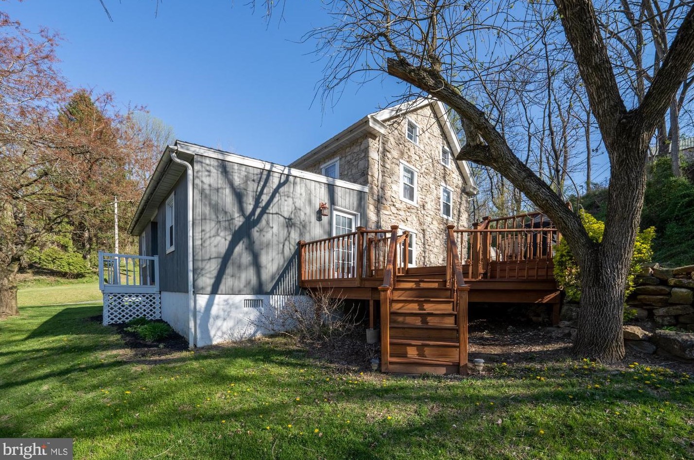 2 Hill Rd, Spangsville, PA 19512