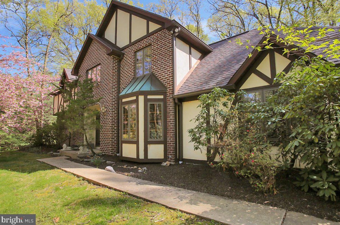 4027 Hillview Rd, Spring Valley, PA 19560