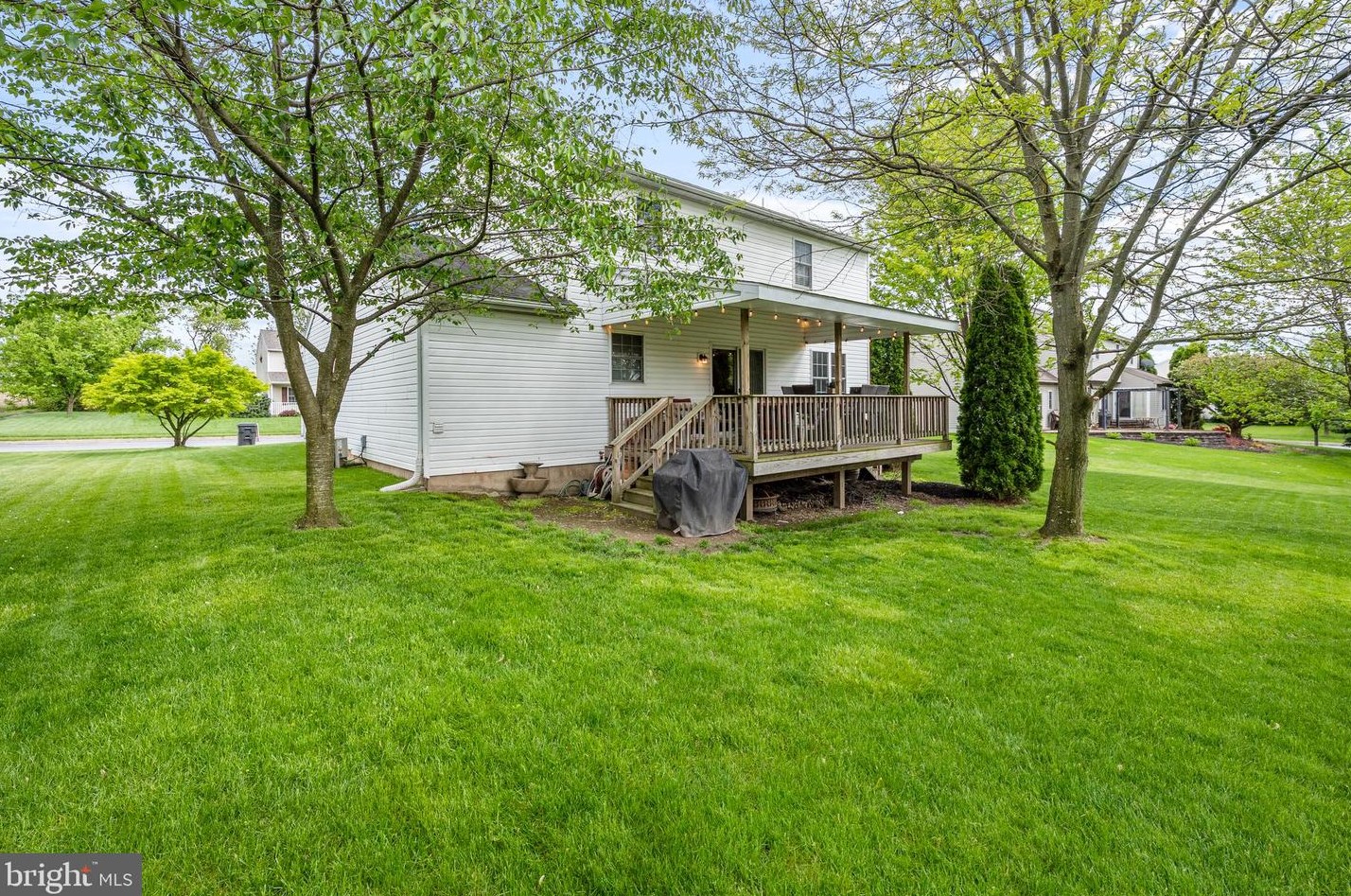 704 Meadowcrest Ln, Douglassville PA  19518-9242 exterior