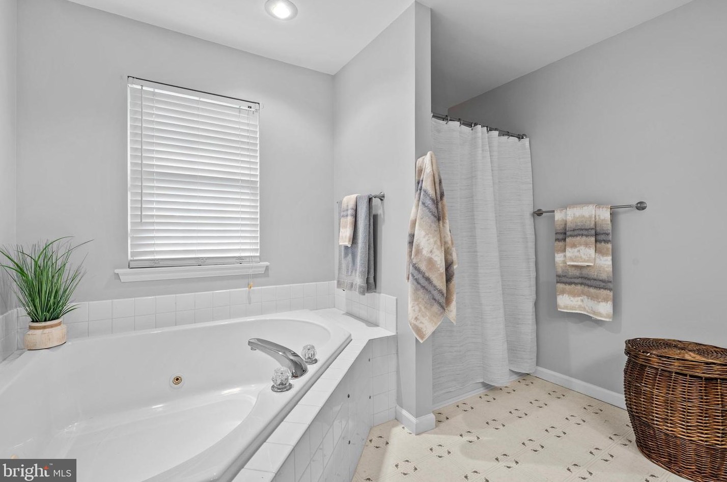 704 Meadowcrest Ln, Douglassville PA  19518-9242 exterior