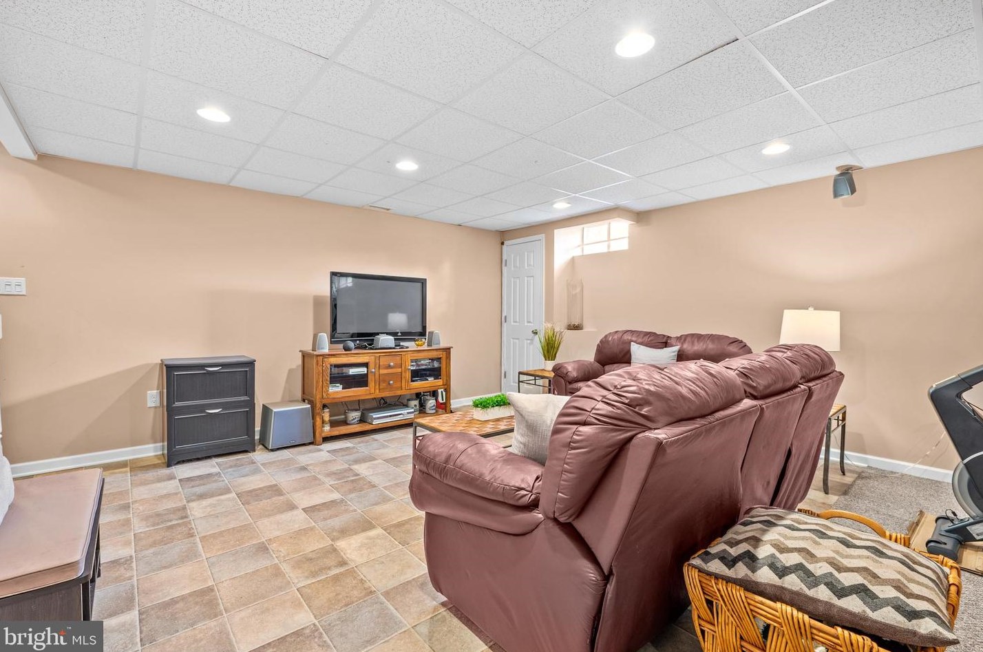 704 Meadowcrest Ln, Douglassville PA  19518-9242 exterior