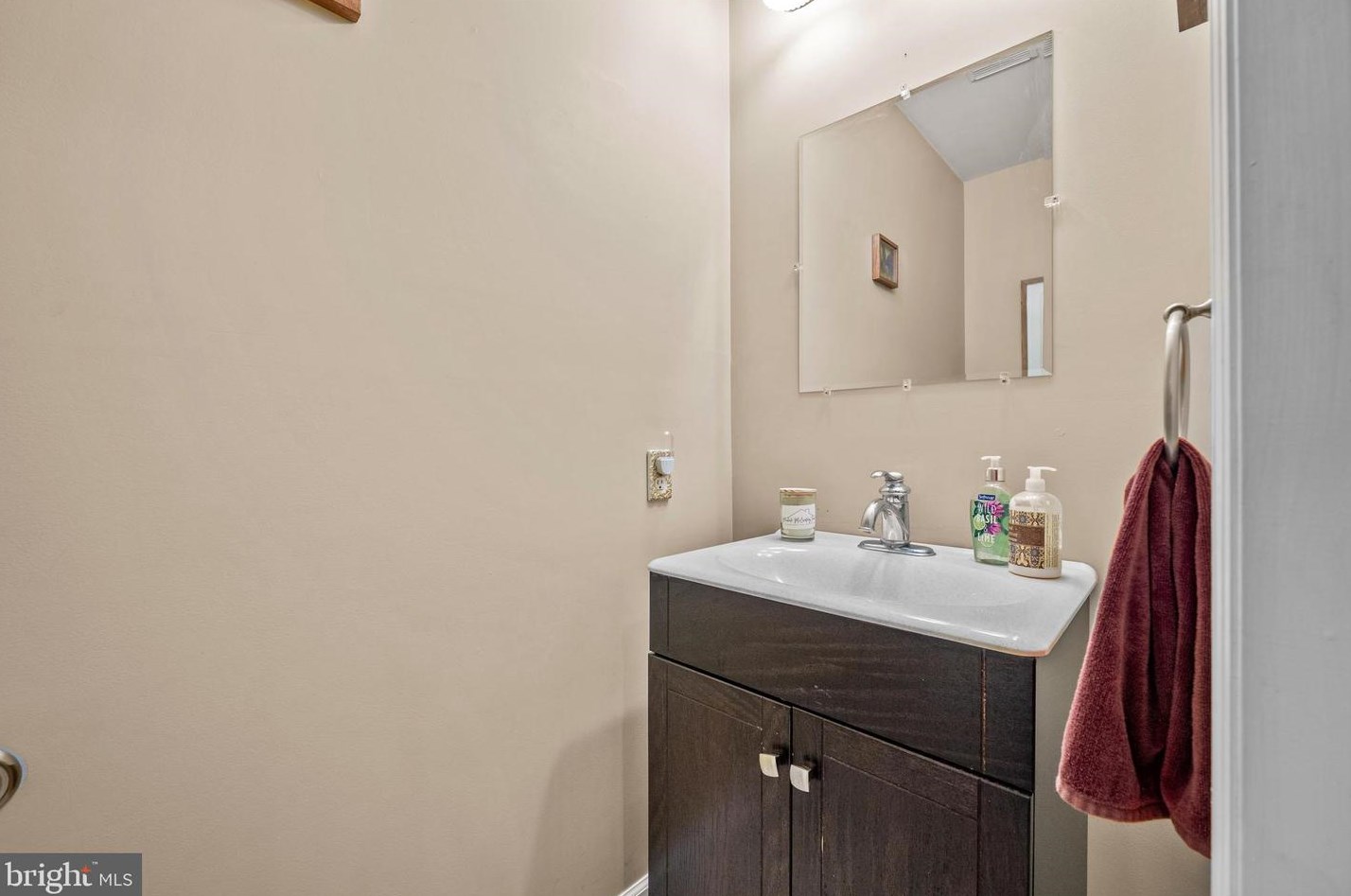 704 Meadowcrest Ln, Douglassville PA  19518-9242 exterior