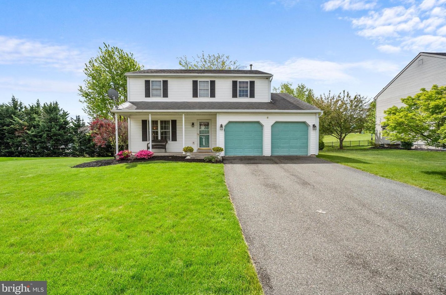 704 Meadowcrest Ln, Douglassville, PA 19518-9242