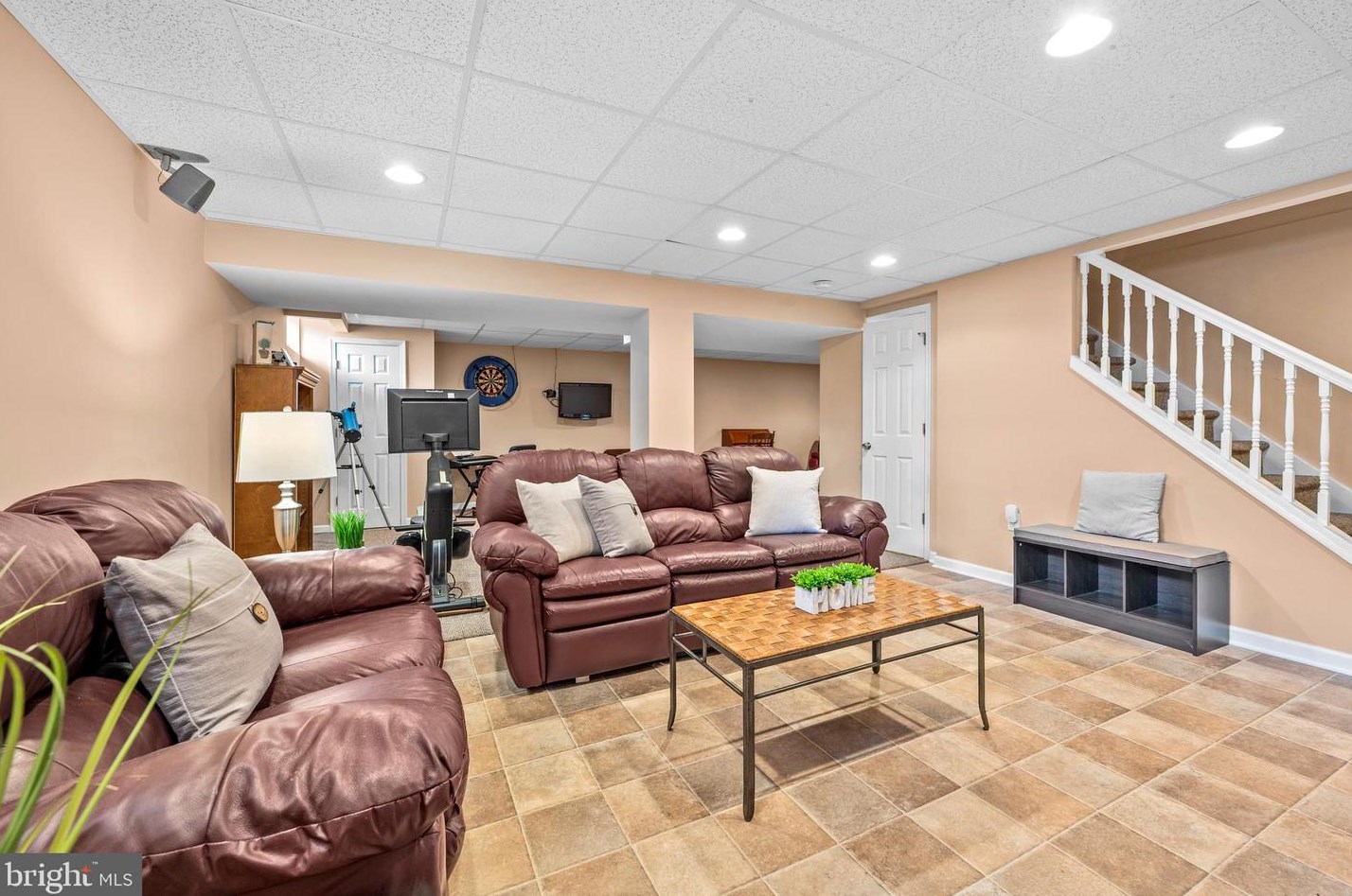 704 Meadowcrest Ln, Douglassville PA  19518-9242 exterior