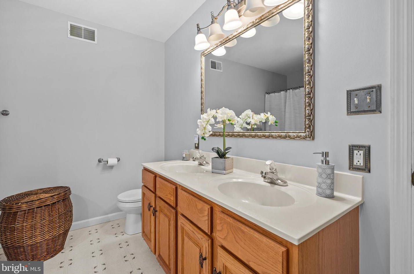 704 Meadowcrest Ln, Douglassville PA  19518-9242 exterior