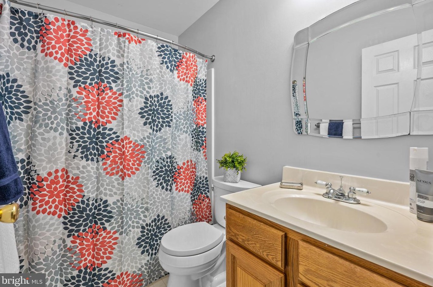 704 Meadowcrest Ln, Douglassville PA  19518-9242 exterior