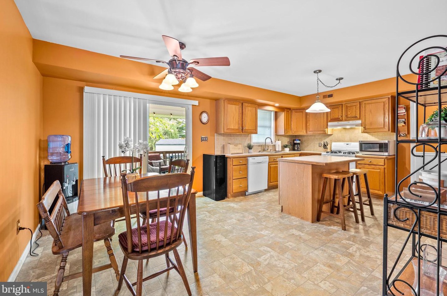 704 Meadowcrest Ln, Douglassville PA  19518-9242 exterior