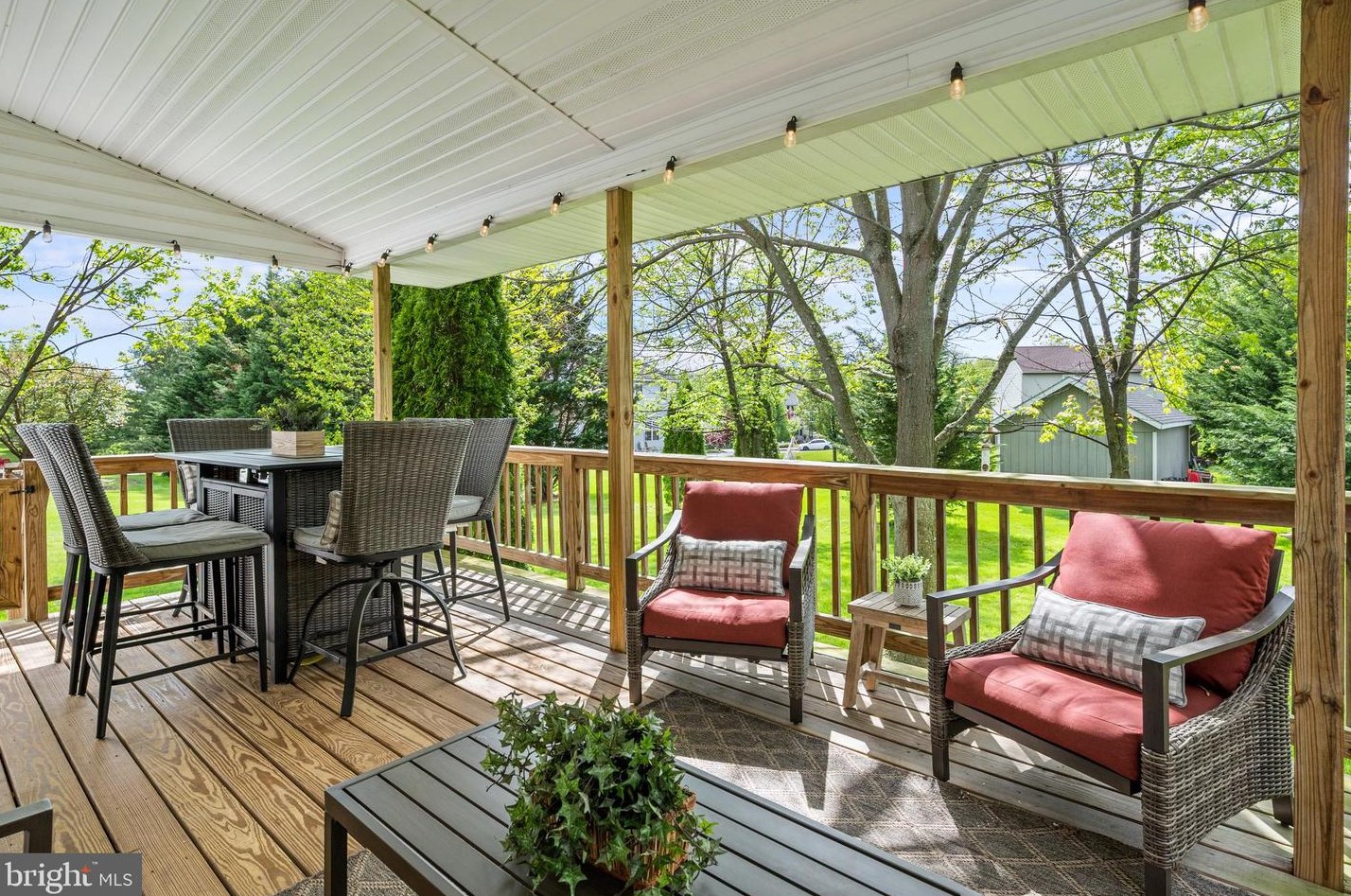 704 Meadowcrest Ln, Douglassville PA  19518-9242 exterior