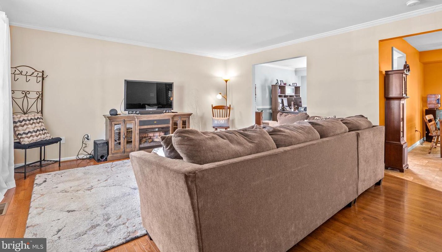 704 Meadowcrest Ln, Douglassville PA  19518-9242 exterior